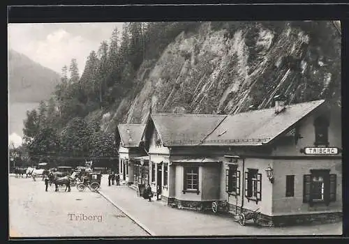 AK Triberg, Vorplatz des Bahnhofes mit parkenden und wartenden Kutschen