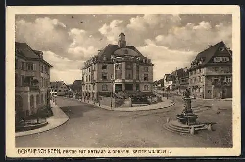 AK Donaueschingen, Strassenpartie mit Rathaus und Denkmal Kaiser Wilhelm I.