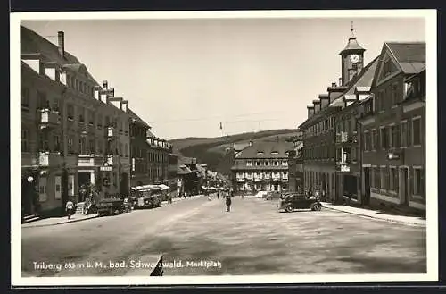 AK Triberg /Bad. Schwarzwald, Marktplatz mit Geschäften und Apotheke