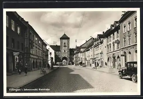AK Villingen i. Schwarzwald, Rietstrasse mit Gasthaus Antoniuskeller und Tor