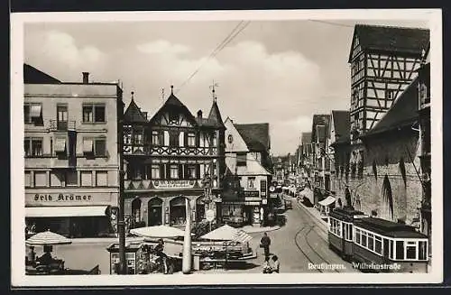 AK Reutlingen, Partie an der Wilhelmstrasse mit Geschäften, Strassenbahn