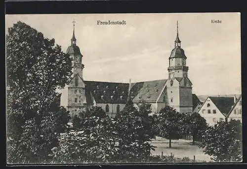 AK Freudenstadt, Ansicht der Kirche hinter üppigen Bäumen