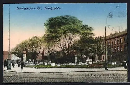 AK Ludwigshafen a. Rh., Denkmal und Litfasssäule am Ludwigsplatz