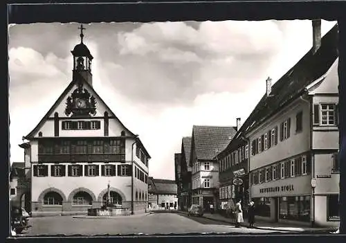 AK Metzingen / Württ., Marktplatz mit Rathaus und Seifenhaus Stoll