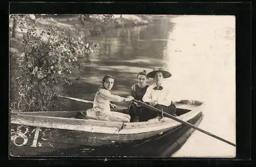 Foto-AK Junger Bursche beim Rudern mit zwei Damen