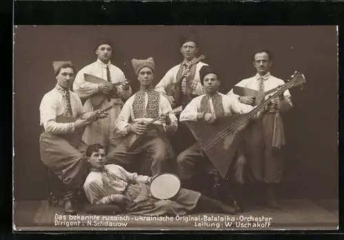 AK Russisch-Ukrainisches Original-Balalaika-Orchester in Trachten mit Zupfinstrumenten