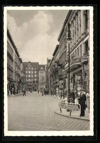 AK Posen / Poznan, Leo-Schlageter-Strasse mit Füssgänger