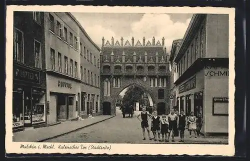 AK Malchin i. Meckl., Kalensches Tor mit Geschäften, Stadtseite