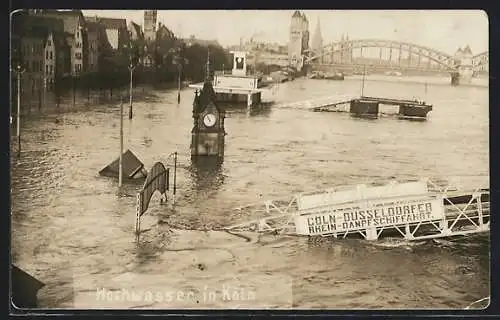 AK Köln, Hochwasser 1927, Überschwemmte Dampfanleger und Turm vor Brückenpanorama