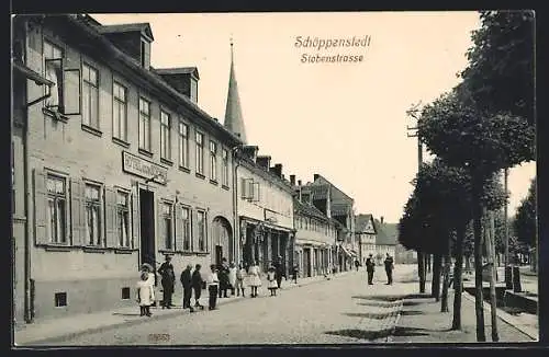 AK Schöppenstedt, Stobenstrasse mit Hotel zum Schwan und Kirchturm