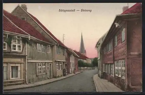 AK Schöppenstedt, Strassenpartie am Steinweg mit Kirche