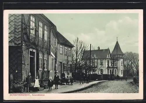 AK Schöppenstedt, Neuestrasse mit Kindergruppe und Turm