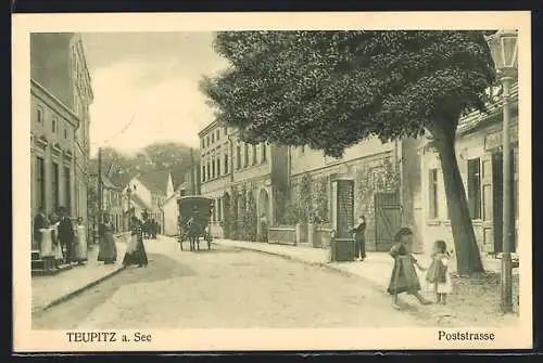 AK Teupitz a. See, Poststrasse mit Kutsche und Brunnen