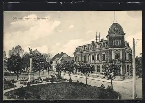 AK Stavenhagen, Reuterplatz mit Denkmal und Strasse aus der Vogelschau