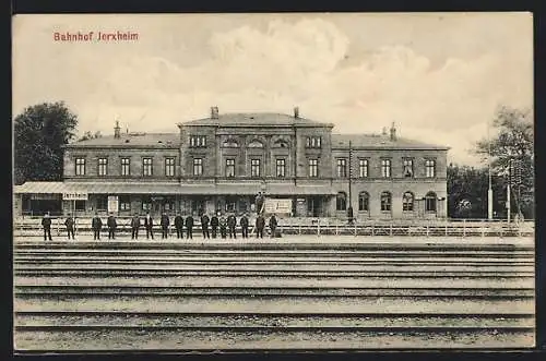 AK Jerxheim, Bahnhof mit Leuten auf dem Bahnsteig