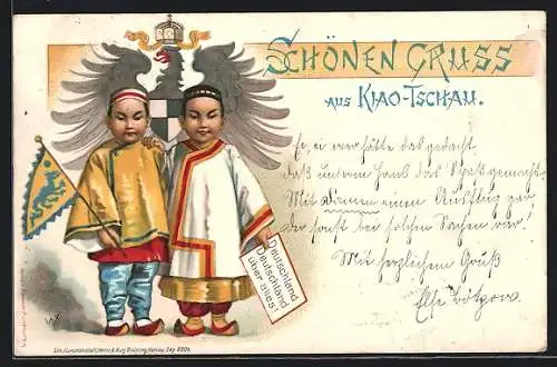 Lithographie Kiao-Tschau, Zwei Chinesen mit Schild Deutschland über alles!, Adler mit Wappen