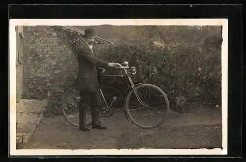 Foto-AK Herr im Anzug mit Fahrrad