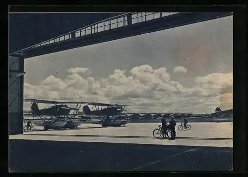 AK Wasserflugzeug, auf der Landebahn, Flughafen an der Ostsee