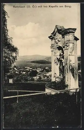 AK Rohrbach /O. Ö., Ortsansicht mit Ivo Kapelle am Berg
