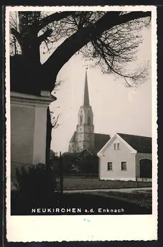 AK Neukirchen a. d. Enknach, Ortsansicht mit Kirche