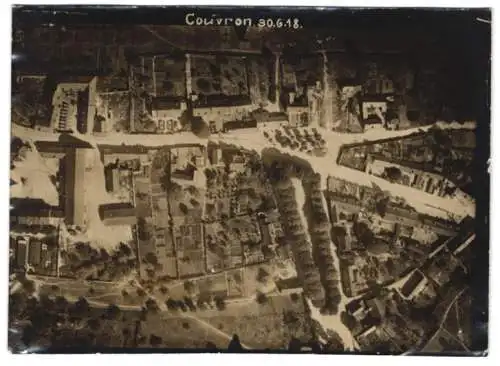 Fotografie unbekannter Fotograf, Ansicht Couvron-et-Aumencourt, Lufbild vom Flugzeug, Stadtkern vom 30.06.1918