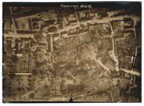 Fotografie unbekannter Fotograf, Ansicht Couvron-et-Aumencourt, Fliegeraufnahme der Stadt vom 30.06.1918, Militär