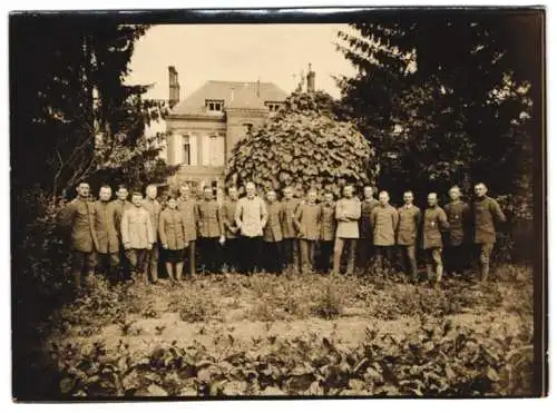 Fotografie Ansicht Couvron-et-Aumencourt, Offiziere und Piloten in Uniform vor ihrer Unterkunft im besetzten Frankreich
