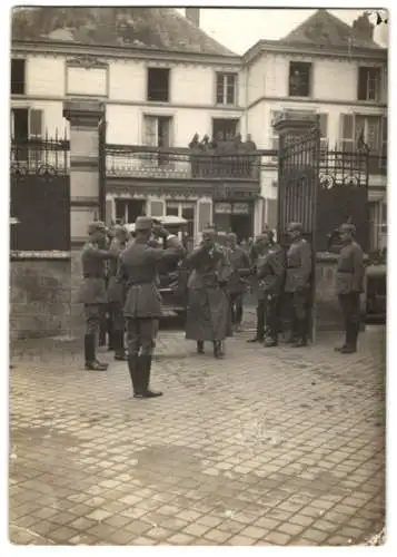 Fotografie Ansicht Rethel (Champagne), Kaiser Wilhelm II. zu Besuch bei den Truppen 1917, Uniform, Pickelhaube