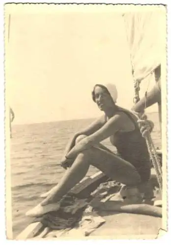Fotografie unbekannter Fotograf und Ort, junge Frau im Badeanzug sonnt sich auf einem Segelboot