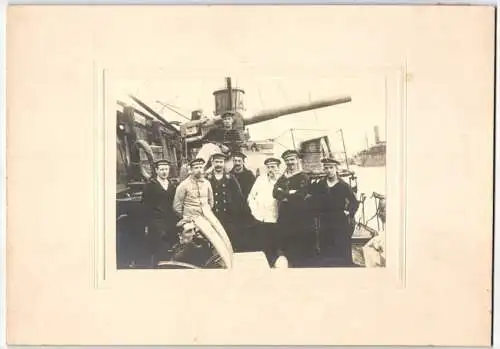 Fotografie unbekannter Fotograf und Ort, Matrosen an Deck ihres U-Boot, Mützenband Schutz Divison