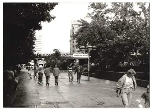 Fotografie unbekannter Fotograf, Ansicht Berlin-Mitte, Fussgänger am Alexanderplatz, Werbung Berliner Morgenpost