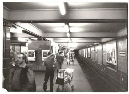 Fotografie unbekannter Fotograf, Ansicht Berlin-Neukölln, Bahnhof der U-Bahn Karl-Marx-Strasse, U7