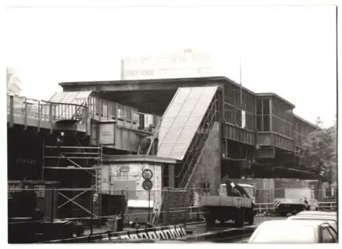 Fotografie Fotograf unbekannt, Ansicht Berlin-Schöneberg, der Bahnhof Nollendorfplatz in Baugerüst gehüllt, Baustelle