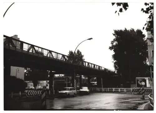 Fotografie unbekannter Fotograf, Ansicht Berlin-Schöneberg, Trabant an der Eisenbahnbrücke Bülowstrasse / Dennewitzstrasse