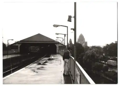 Fotografie unbekannter Fotograf, Ansicht Berlin-Kreuzberg, auf dem Bahnsteig Hallesches Tor, Bahnhof