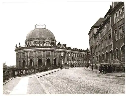 Fotografie Fotograf unbekannt, Bonn, Ansicht Berlin (Ost), Kaserne der Volkspolizei, Staatliche Museen am Kupfergraben