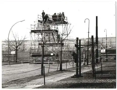 Fotografie unbekannter Fotograf, Ansicht Berlin (West), Aussichtsstand an der Bernauerstrasse, Blick über die Mauer
