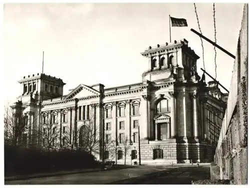 Fotografie unbekannter Fotograf, Ansicht Berlin (West), Mauer mit Blick zum Reichstagsgebäude nach dem Wiederaufbau