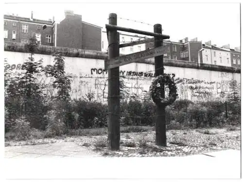 Fotografie Ursula Röhnert, Berlin, Ansicht Berlin, Denkmal für das erste DDR Todesopfer an der Mauer Ida Siekmann