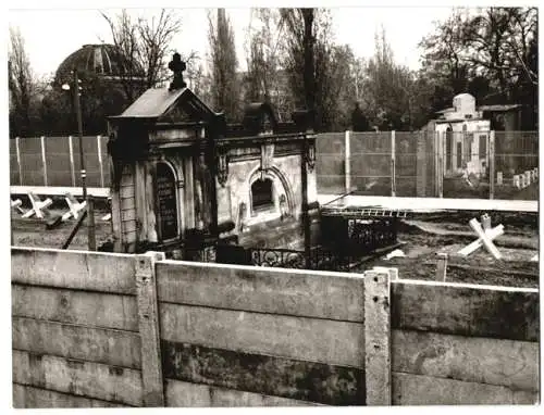 Fotografie unbekannter Fotograf, Ansicht Berlin (Ost), Moderne Grenze Grenzmauer Liesenstr., Friedhof St. Hedwigs Dom