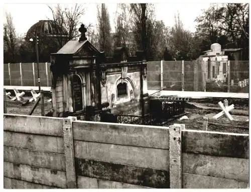 Fotografie unbekannter Fotograf, Ansicht Berlin (Ost), Grenzmauer Friedhof Liesenstr., Moderne Grenze, St. Hedwigs Dom