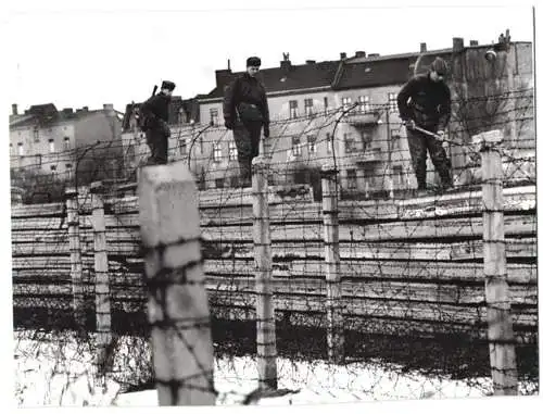 Fotografie unbekannter Fotograf, Ansicht Berlin (Ost), Grenzsoldaten beim Ausbau der Mauer am S-Bahnhof Wilhelmsruh