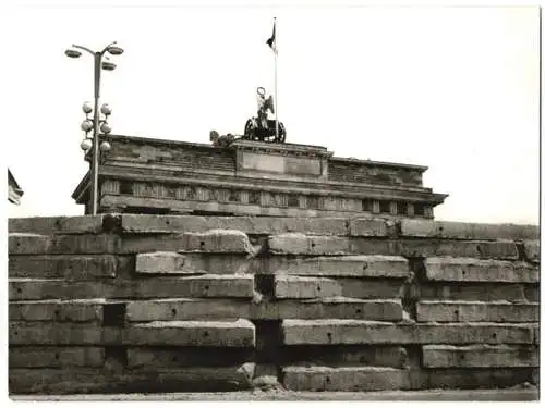 Fotografie unbekannter Fotograf, Ansicht Berlin (Ost), Blick über die Mauer zum Brandenburger Tor