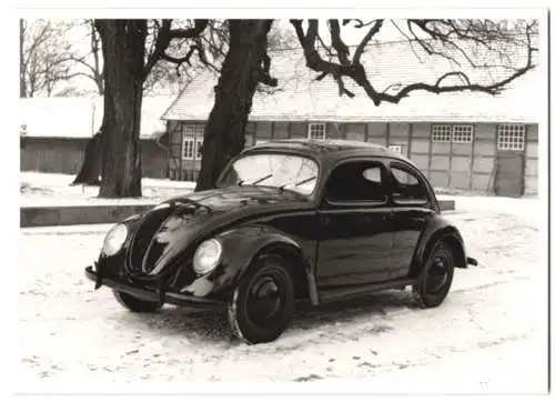 Fotografie Fotograf unbekannt, VW Käfer 39 (Brezelkäfer), KDF Wagen auf winterlichem Bauernof, Abzug 60er Jahre