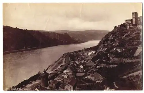 Fotografie unbekannter Fotograf, Ansicht Caub / Rhein, Ortsansicht mit Burg & Eisenbahntrasse, Blick nach Oberwesel