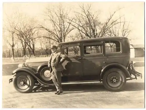 Fotografie Haug, Auto Packard, US-Car, stolzer Gentleman nebst Limousine mit Kühlerfigur