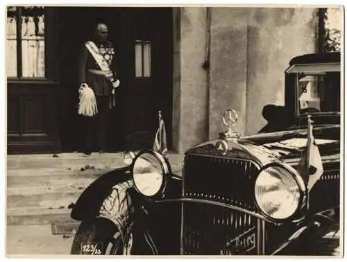 Fotografie Auto Mercedes Benz Nürburg, Luxus-Staatskarrosse & hoch dekorierter Offizier in Uniform mit Ordensspange