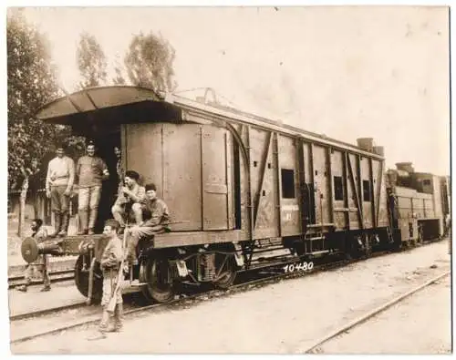 Fotografie 1.WK, Bulgarien, Panzerzug / Militär-Eisenbahn, Dampflok - Lokomotive mit Panzerplatten, Tank - Train