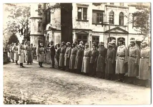 Fotografie 1.WK, König Wilhelm von Württemberg erkundigt sich mit seinem Stab nach verdienten Soldaten