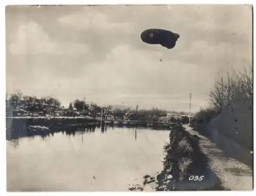 Fotografie 1.WK, Fesselballon & Deachenballon für die Artillerie-Beobachtung steigt auf